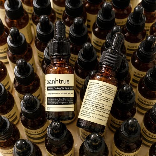Chai serum thành phẩm có nhãn rõ nét